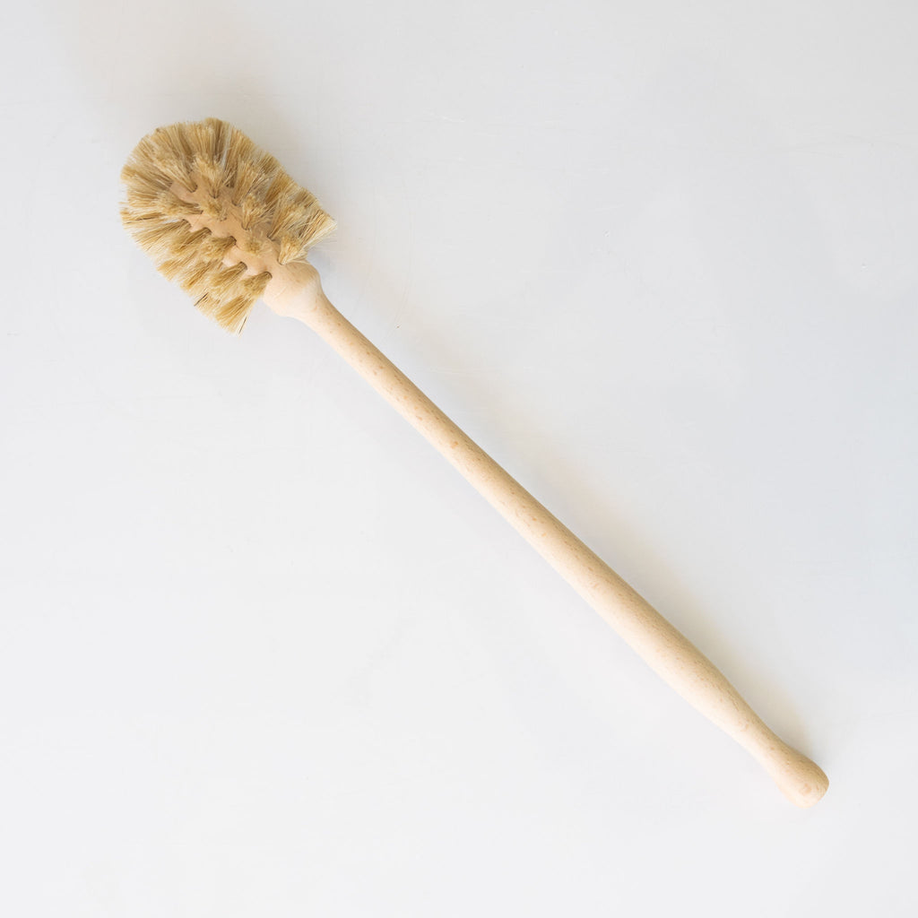 Cup brush made with natural bristles and beechwood.